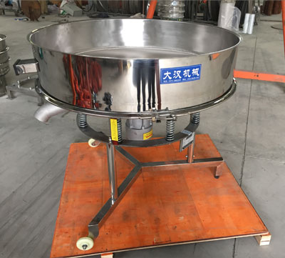 高頻篩不同于普通振動(dòng)篩的在于該產(chǎn)品使用的是，高頻振動(dòng)電機(jī)：振動(dòng)頻次快，振動(dòng)的幅度較小，所以對(duì)于漿液的過(guò)濾篩分有一定的優(yōu)勢(shì)。