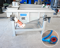 降溫直線(xiàn)振動(dòng)篩分為水冷降溫與風(fēng)冷降溫兩種，兩種不同降溫方式的選擇取決于物料本身和用戶(hù)需要降到多少度以及投資成本的考慮。