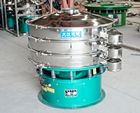 旋振篩多采用立式振動(dòng)電機(jī)作為激振來(lái)源，利用偏心塊的夾角的不同實(shí)現(xiàn)物料在篩網(wǎng)上運(yùn)動(dòng)的軌跡調(diào)整。