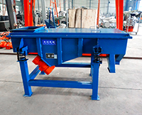 1035直線(xiàn)振動(dòng)篩屬于較大型的篩分設(shè)備，所以該設(shè)備的產(chǎn)量也相對(duì)比較高一些。