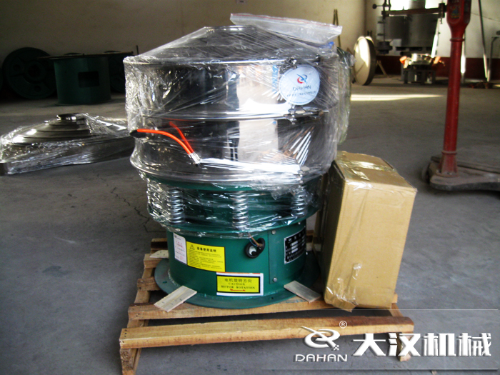 三氯蔗糖粉超聲波振動篩采用不銹鋼+碳鋼材質(zhì)的產(chǎn)品能夠更好的節(jié)省成本，同時能夠達(dá)到想要的篩分效果。