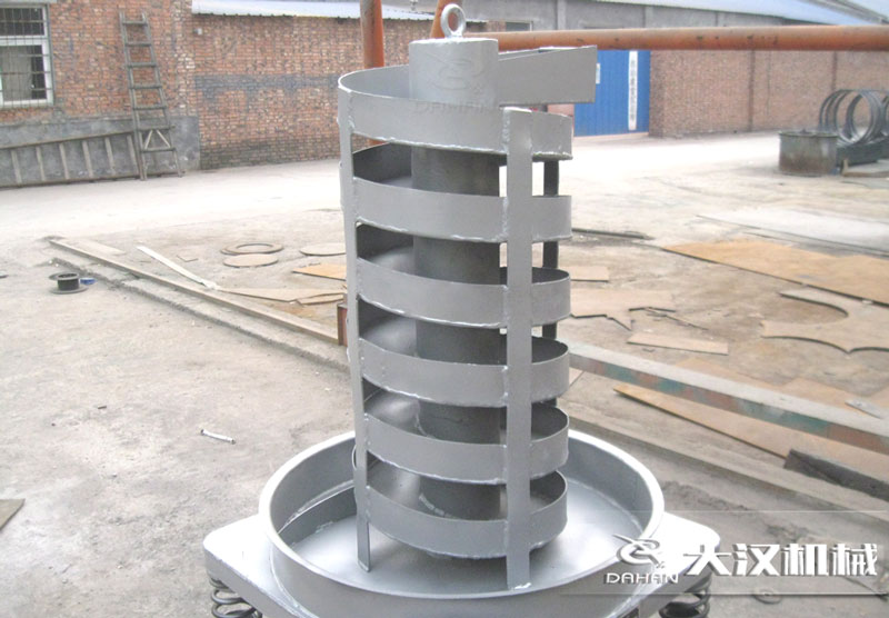 DZC垂直振動提升機：由于該產(chǎn)品屬于一種向上式的輸送和擺放方式所以，對于空間大小的要求較小。