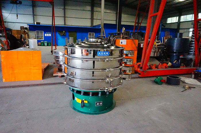 直徑1500mm振動篩是一個四個出料口，三層振動篩框的選震動篩，屬于較大型號的產(chǎn)品。