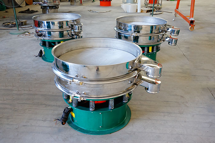 玉米淀粉振動篩分機的特點：產(chǎn)品的振動頻率高，振幅大，可篩分物料比較廣泛，采用304不銹鋼材質(zhì)，對于物料篩分有一定的優(yōu)勢。