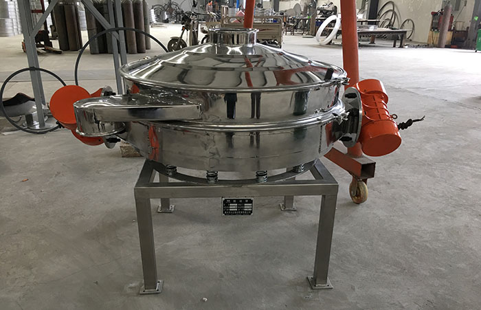 主要采用的是雙振動(dòng)電機(jī)振動(dòng)，其振動(dòng)力比普通振動(dòng)篩要高，同時(shí)采用直泄式的排料方式，很好的解決了堵料塞料的問題。