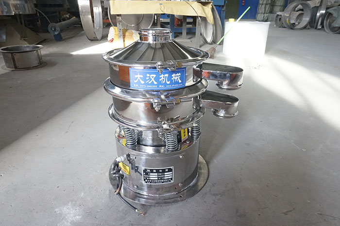 不銹鋼小型振動(dòng)篩材質(zhì)使用不銹鋼與碳制造而成。