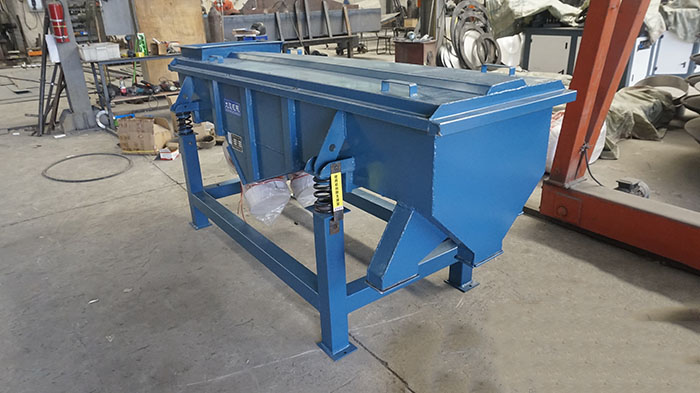 520型直線振動篩主要采用的還是304不銹鋼材質(zhì)，能夠?qū)崿F(xiàn)長久化衛(wèi)生化的物料的篩分。