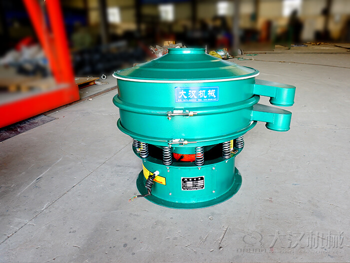  圓形振動(dòng)篩采用碳鋼材質(zhì)價(jià)格便宜，使用便利，篩分效果好。