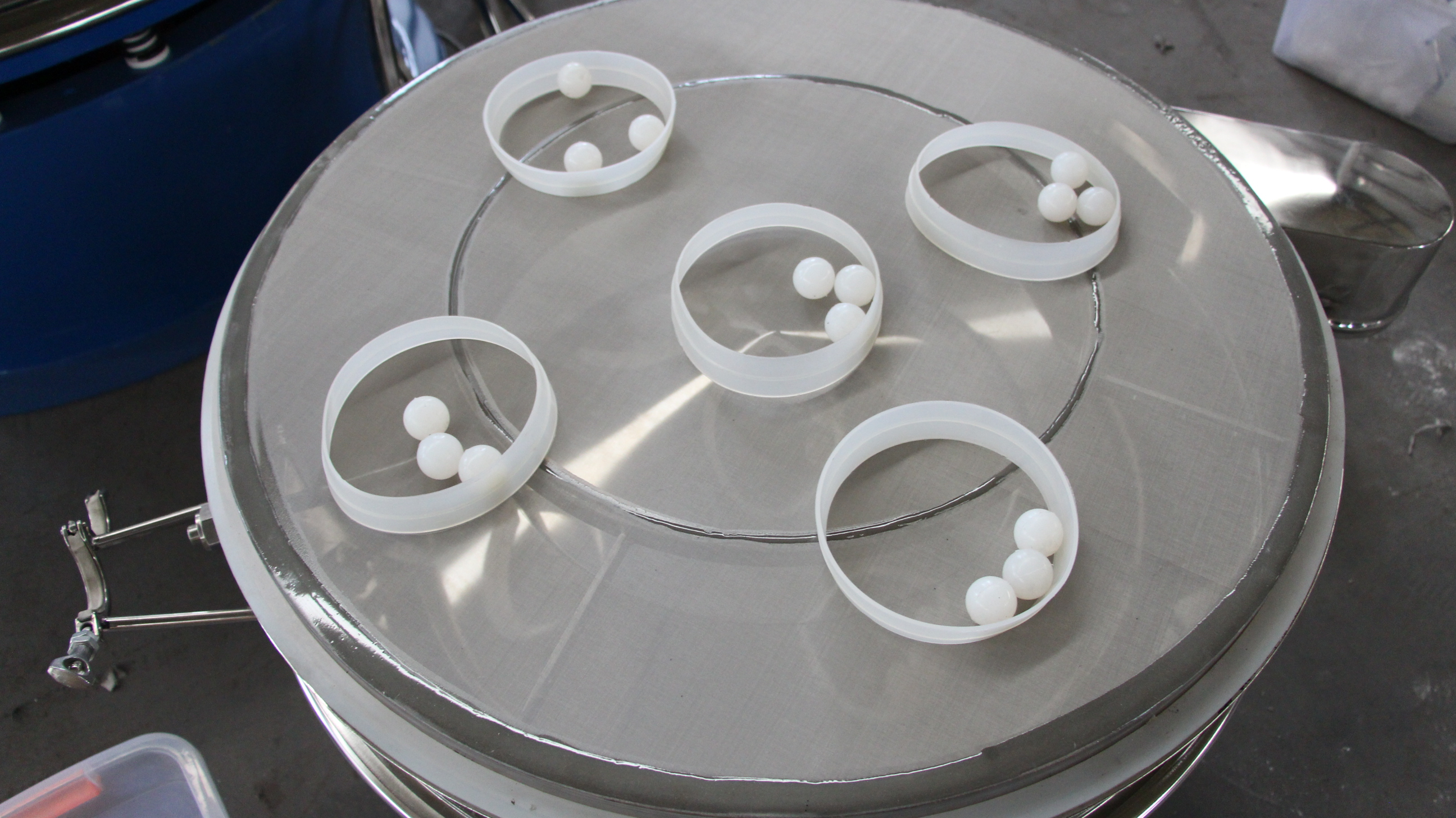 醫(yī)藥振動篩：篩架彈跳球，擋球環(huán)等。