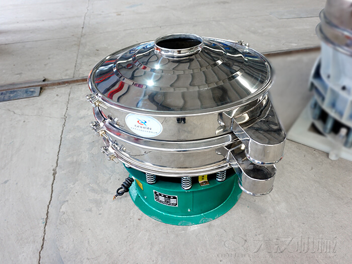  圓形旋振篩材質(zhì)由：不銹鋼+碳鋼，全碳鋼，全不銹鋼三種不同材質(zhì)可供選擇。