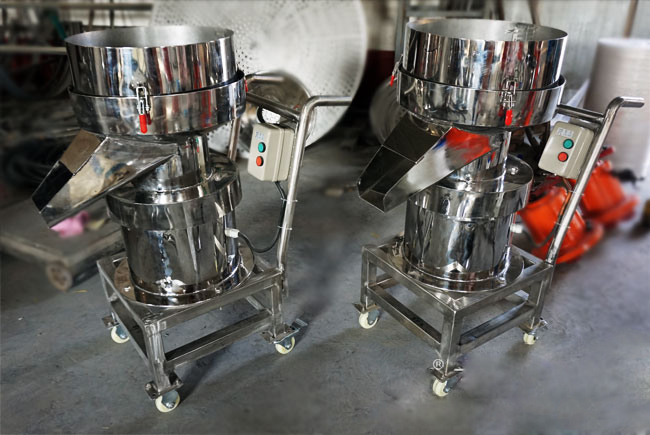 450型過濾篩機(jī)實(shí)拍：全不銹鋼小推車式過濾篩，便于篩機(jī)的移動(dòng)，適合場地不確定的用戶。